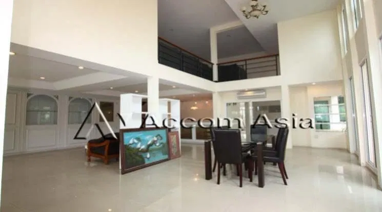 picture 🔼🔽 AccomA 📩  Spacious City Home with Pool and Multipurpose Rooms  (1917251) - 2/9