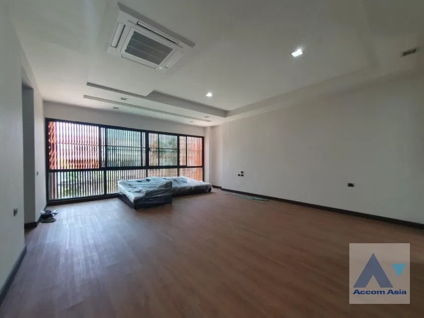 picture 🔼🔽 AccomA 📩 Big Balcony,Newly renovated,Fully Furnished 3 BR House in Khlong Ton Nuea (AA35536) - 19/20