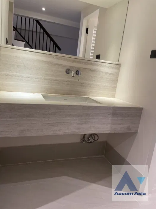 picture 🔼🔽 AccomA 📩  3 BR Townhouse in Khlong Toei Nuea (AA43136) - 7/20