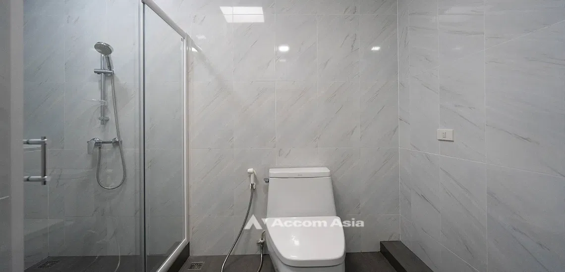 รูป 🔼🔽 AccomA 📩  Classic house with rooftop and stylish interior in Phrom Phong (110107) - รูปที่ 17/20