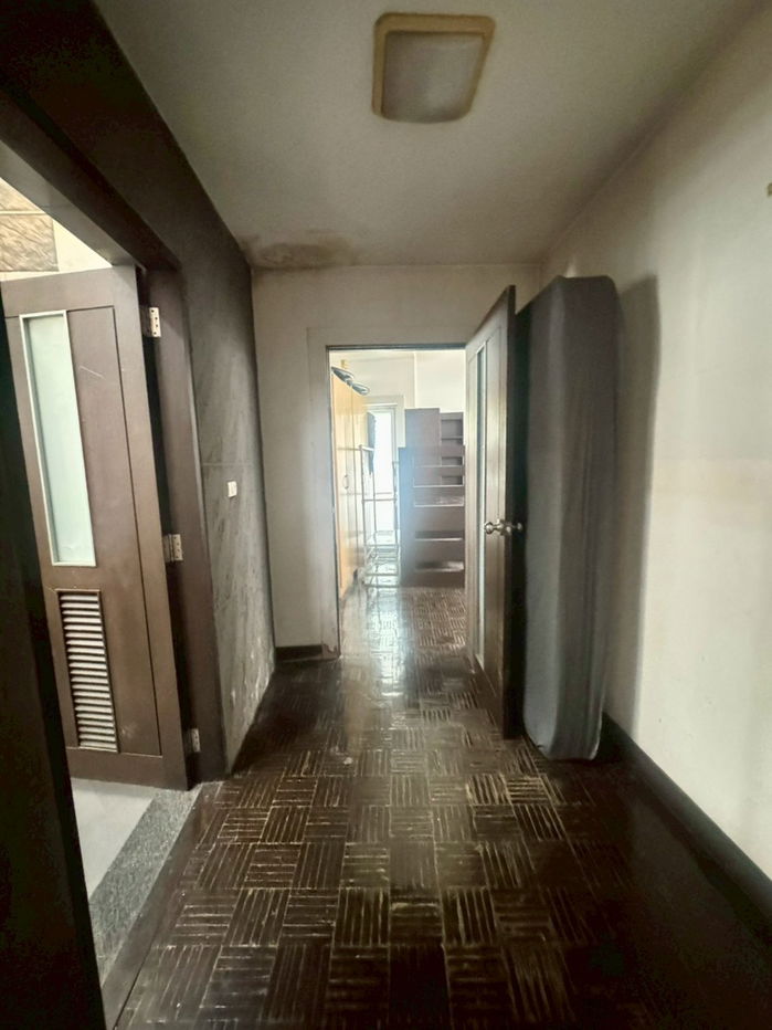 picture Buy and sell 3-story house, Town in Town, single house unique. The owner is an architect. Good function, light channels very good. ID: @951qfbfi - 10/19
