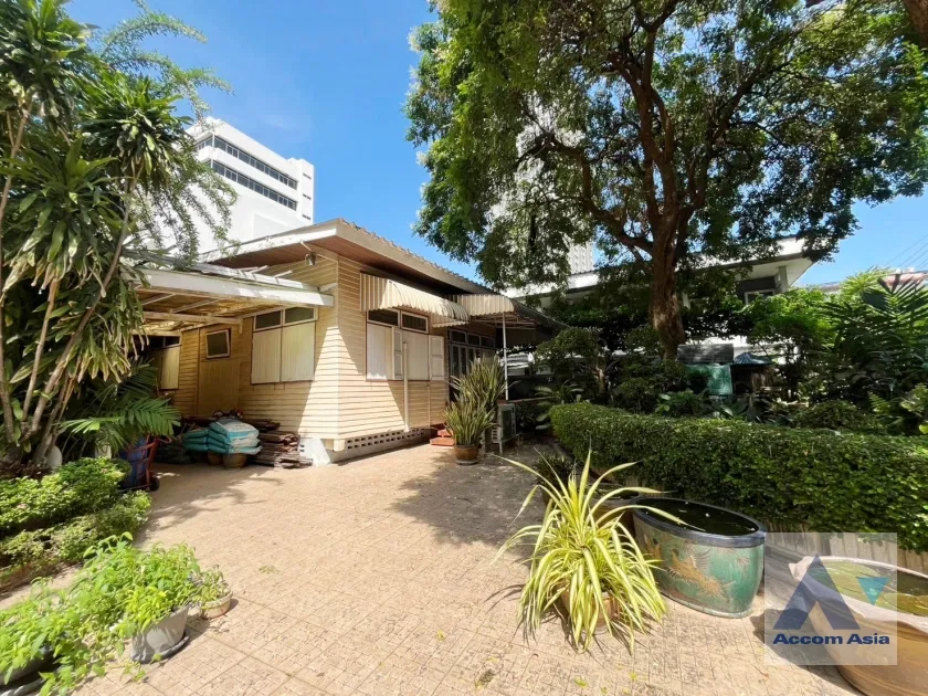 รูป 🔼🔽 AccomA 📩  Split-Level Modern-Vintage Home with Lawn and Mature Trees  (AA42371) - รูปที่ 6/20