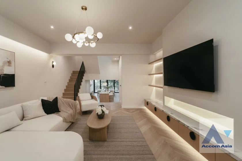 รูป 🔼🔽 AccomA 📩 Elegant townhouse with garden corner in private Ratchadaphisek compound (AA43783) - รูปที่ 2/18