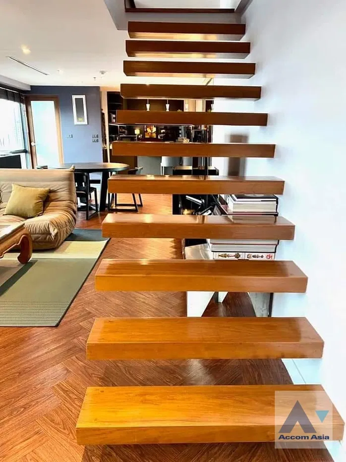 picture 🔼🔽 AccomA 📩 Stylish condominium with wood stairs and city charm (AA37442) - 4/10