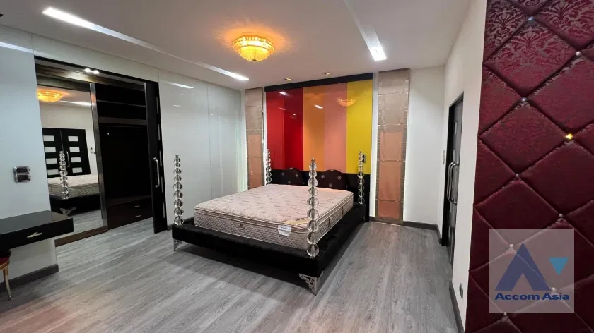 picture 🔼🔽 AccomA 📩 Striking Loft-Style Home with Bold Red-Black Interiors (AA42137) - 11/20