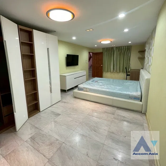 รูป 🔼🔽 AccomA 📩 Warm and Timeless Home with Rich Wood Interior in Sathorn (AA18380) - รูปที่ 17/20