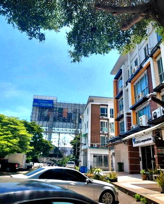 Shophouses for rent : FOR RENT  COMMERCIAL BUILDING PROPERTY  15000 BAHT per MONTH