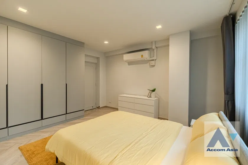 picture 🔼🔽 AccomA 📩 Gorgeous white-tone condo with classic charm and full built-ins (24253) - 17/18