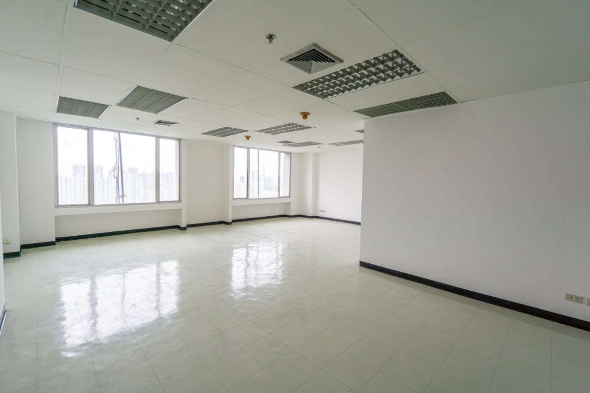 picture Office For Rent Forum Tower #MRT Huai Khwang - 1/9