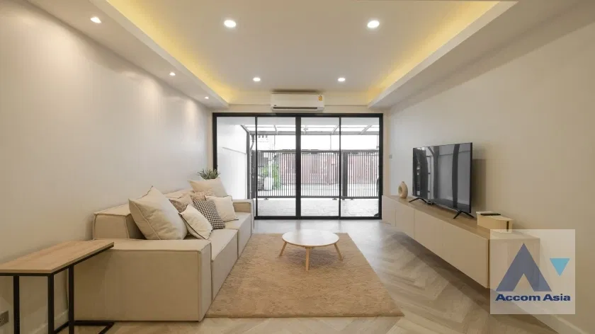 รูป 🔼🔽 AccomA 📩  Newly renovated townhome 4 beds for rent in Sukhumvit, Bangkok near BTS Phra khanong (AA33050) - รูปที่ 2/20