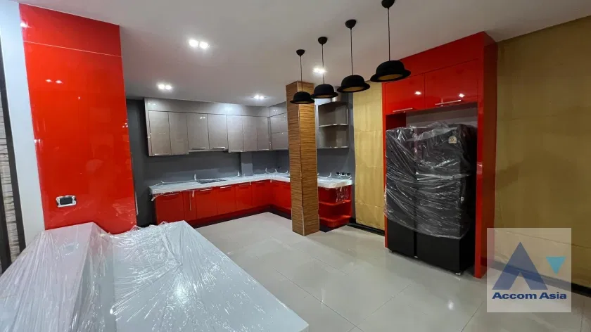 picture 🔼🔽 AccomA 📩 Striking Loft-Style Home with Bold Red-Black Interiors (AA42137) - 5/20