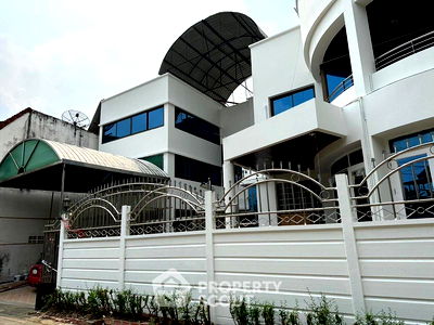 บ้านเดี่ยว เดอะ คริสตัล : บ้าน 5-ห้องนอน ใน คลองเจ้าคุณสิงห์ (ID 1028813)