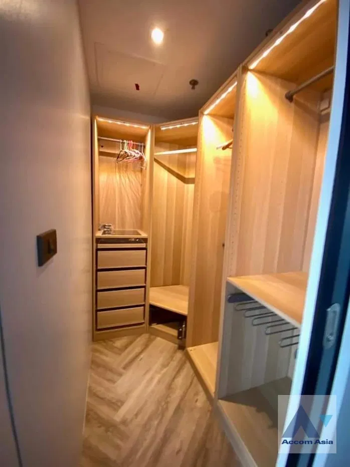 picture 🔼🔽 AccomA 📩 Stylish condominium with wood stairs and city charm (AA37442) - 7/10