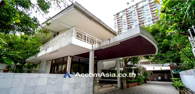 เช่าบ้านเดี่ยว ถนนสีลม : 🔼🔽 AccomA 📩 Classic detached home with garden and spacious interior in Sathorn (AA29914)