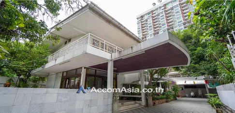🔼🔽 AccomA 📩 Classic detached home with garden and spacious interior in Sathorn (AA29914)
