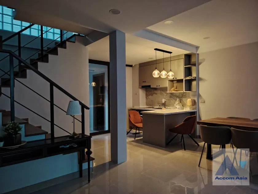 รูป 🔼🔽 AccomA 📩 Elegant townhouse with natural light and modern layout (AA42421) - รูปที่ 2/20