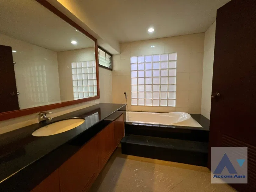 รูป 🔼🔽 AccomA 📩 Home Office 4 BR House in Khlong Ton Nuea (AA42165) - รูปที่ 14/17