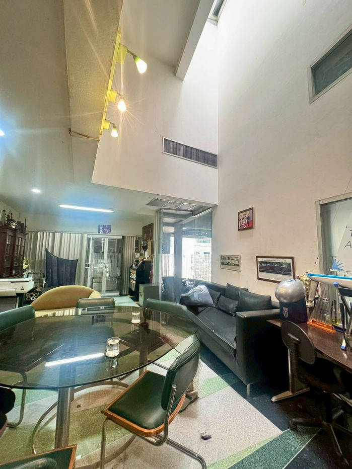 picture Buy and sell 3-story house, Town in Town, single house unique. The owner is an architect. Good function, light channels very good. ID: @951qfbfi - 2/19