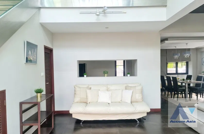 picture 🔼🔽 AccomA 📩 Modern Tropical Home with Natural Greenery and Airy Design (13001853) - 7/20