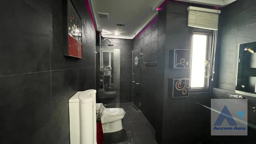 picture 🔼🔽 AccomA 📩 Striking Loft-Style Home with Bold Red-Black Interiors (AA42137) - 20/20