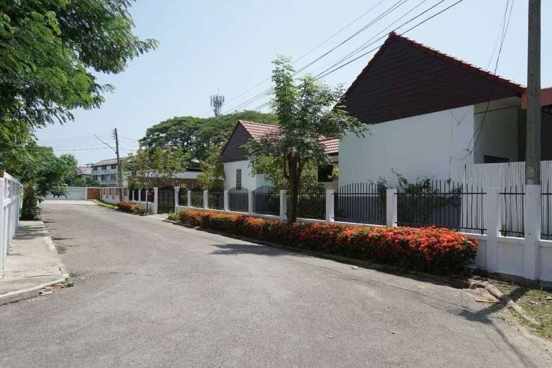รูป ขายด่วน!!! บ้านพร้อมที่ดิน เนื้อที่ 196 ตร.ว. จ.เชียงใหม่ ใกล้สนามบิน T.0946511456 - รูปที่ 3/17
