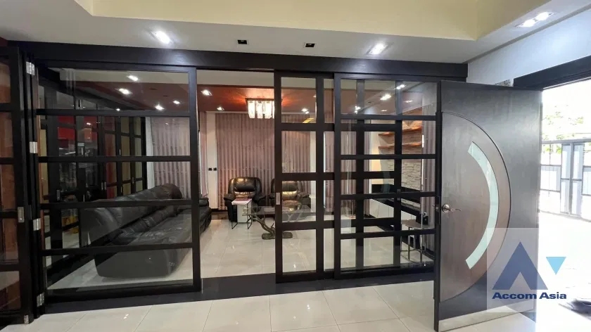 picture 🔼🔽 AccomA 📩 Striking Loft-Style Home with Bold Red-Black Interiors (AA42137) - 2/20