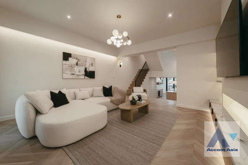 picture 🔼🔽 AccomA 📩 Newly renovated,Pet friendly 5 BR Townhouse @Regent 71 (AA43782) - 1/13