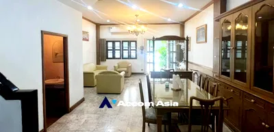 เช่าทาวน์โฮม สุขุมวิท 69 : 🔼🔽 AccomA 📩  Classic wood-themed home with full built-ins throughout, located in Phra Khanong (AA32424)