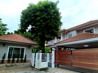 Houses for sale Sangkhom Songkhro Road : Call : 092-251-3911 Aunrak Village Lat Phrao 64, Single house with guest house near Sky Train Yellow Line Ladprao 71