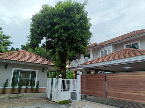 Call : 092-251-3911 Aunrak Village Lat Phrao 64, Single house with guest house near Sky Train Yellow Line Ladprao 71