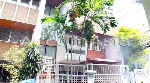 🔼🔽 AccomA 📩  2 BR Townhouse in Khlong Toei (11002201)