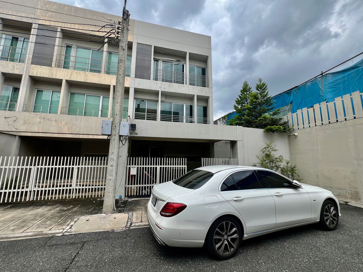 picture For Sale | 3-Storey Corner Townhome at Noble Cube Pattanakarn | Newly Renovated with Premium Materials - 2/35