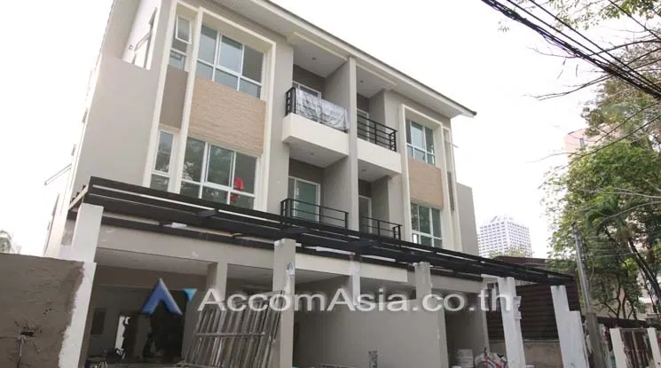 รูป 🔼🔽 AccomA 📩  4 BR Townhouse in Khlong Toei (AA11345) - รูปที่ 1/9