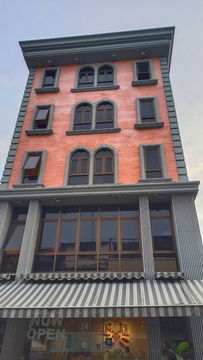 Hostel for sale in Bang Lamphu area  From Khao San Road  2 km.