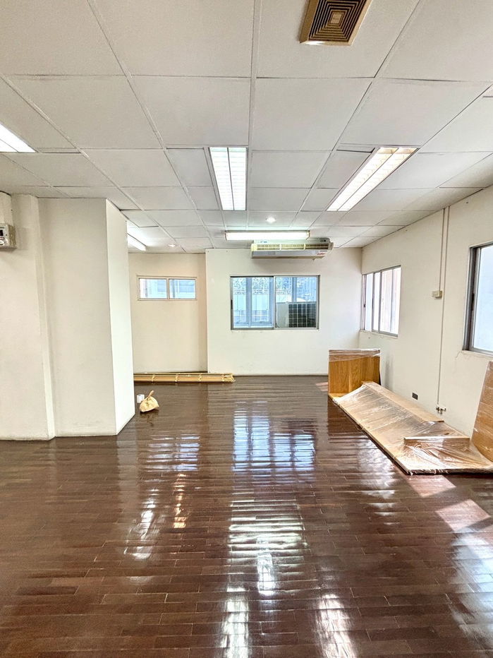 picture Office for rent (Thonglor) approximately 700 meters from BTS Thonglor Station. - 3/7