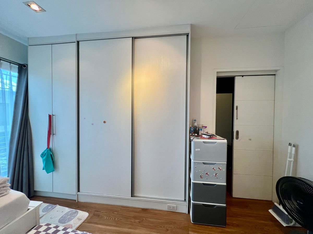 picture For Sale | 3-Storey Corner Townhome at Noble Cube Pattanakarn | Newly Renovated with Premium Materials - 16/35