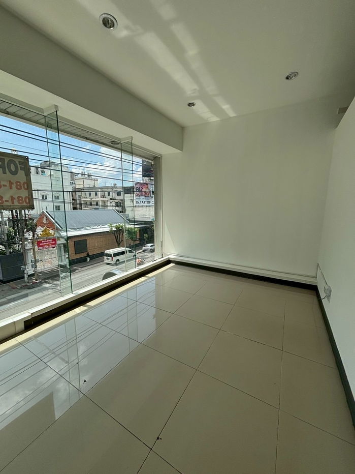 picture Office for rent (Thonglor) approximately 700 meters from BTS Thonglor Station. - 3/26