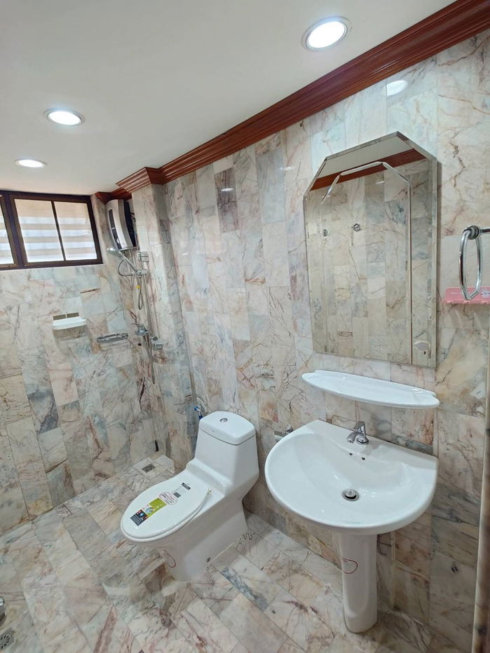 รูป บ้านเดี่ยว 2 ชั้น ให้เช่า ในตัวเมืองเชียงใหม่  หมู่บ้านพลอยบุรินทร์ 3 ห้องนอน / 4 ห้องน้ำ (ห้องนอนใหญ่อยู่ชั้นล่างเหมาะสำหรับผู้สูงอายุ) - รูปที่ 10/13