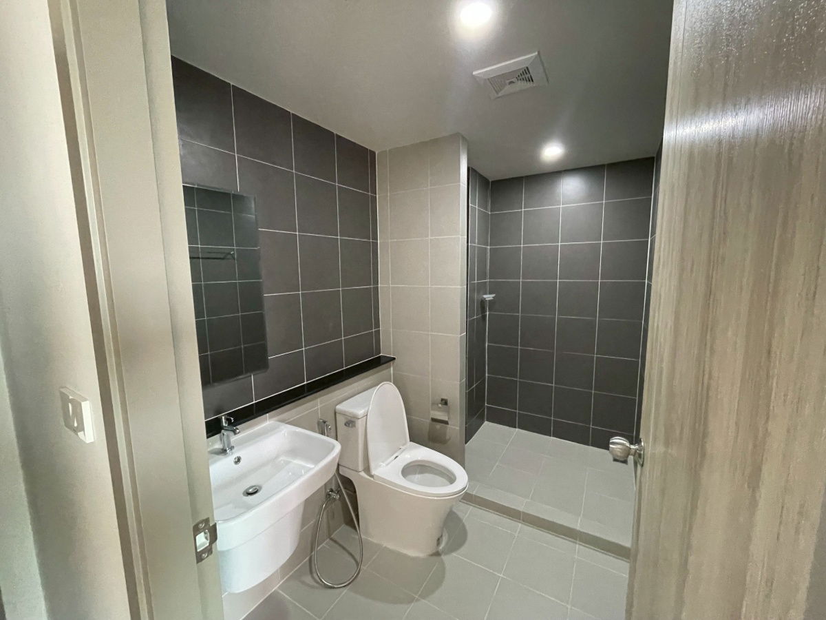 picture Condo for sale at Golden Laem Chabang, closest to the industrial estate. Convenient transportation, near Sukhumvit Road and Makro - 3/5