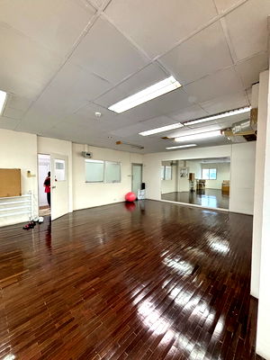 Office for rent Srinakharinwirot University Prasanmit Campus : Office for rent (Thonglor) approximately 700 meters from BTS Thonglor Station.