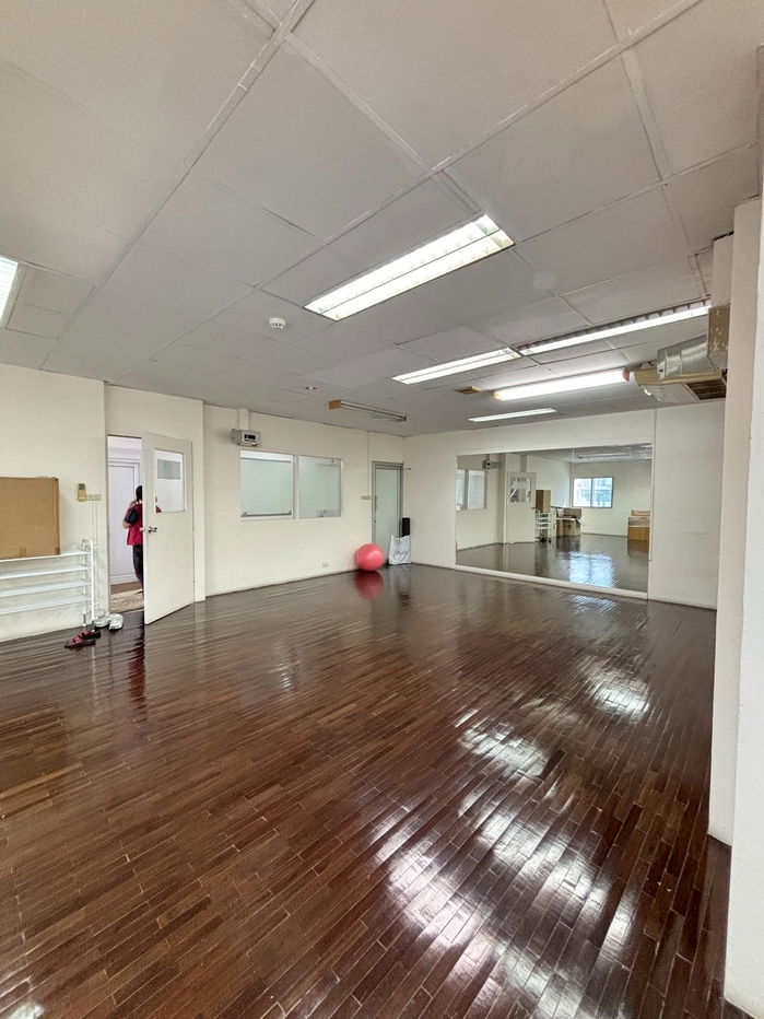 picture Office for rent (Thonglor) approximately 700 meters from BTS Thonglor Station. - 1/7
