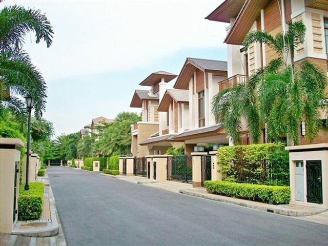 picture Sukhumvit Hospital 400m. Thonglor Ekkamai BTS Phra Khanong. 500 m. 4BED Luxurious 3-story house - 8/8