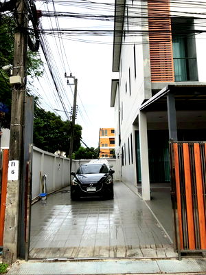ขายทาวน์โฮม : P0228 ขายทาวน์โฮม 3 ชั้น หลังมุม ปุณณวิถี 31 – สุขุมวิท 101