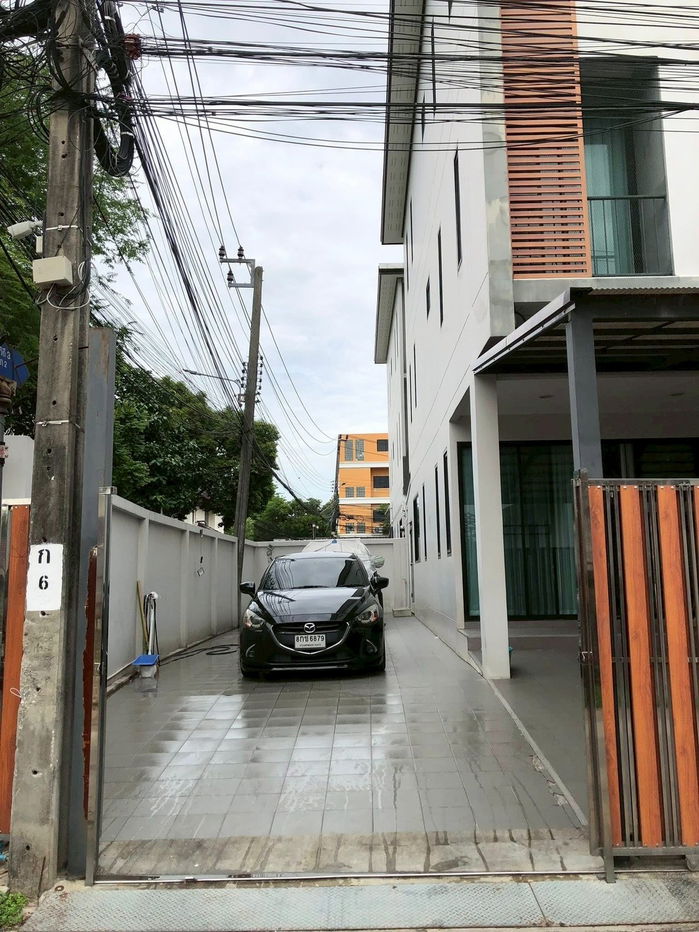 picture P0228 For Sale 3-Storey Corner Townhome - Punnawithi 31, Sukhumvit 101 - 1/11