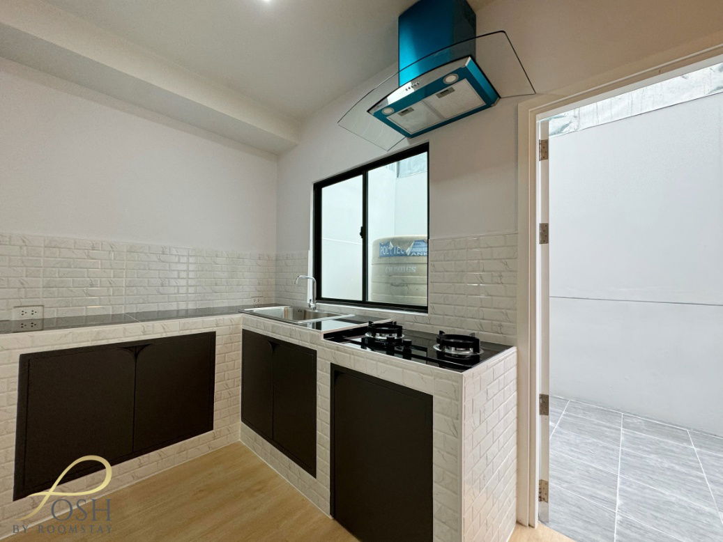 picture Newly Renovated Two-Storey Townhouse 3 Bedrooms, 2 Bathrooms - 7/20