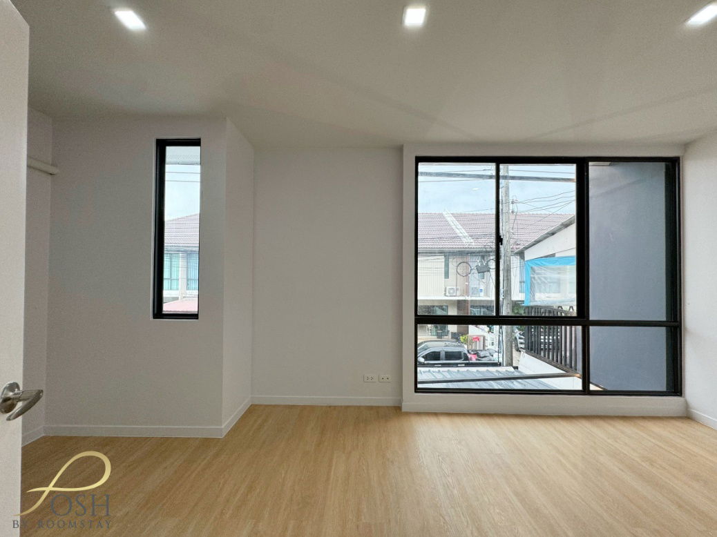 picture Newly Renovated Two-Storey Townhouse 3 Bedrooms, 2 Bathrooms - 13/20