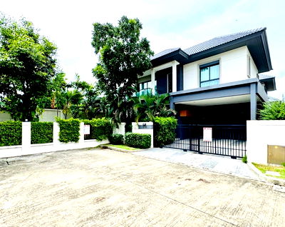 บ้านเดี่ยว สมุทรปราการ : ขานบ้านเดี่ยวหรู บางกอก บูเลอวาร์ด ศรีนครินทร์-บางนา อำเภอบางพลี  จังหวัดสมุทรปราการ 