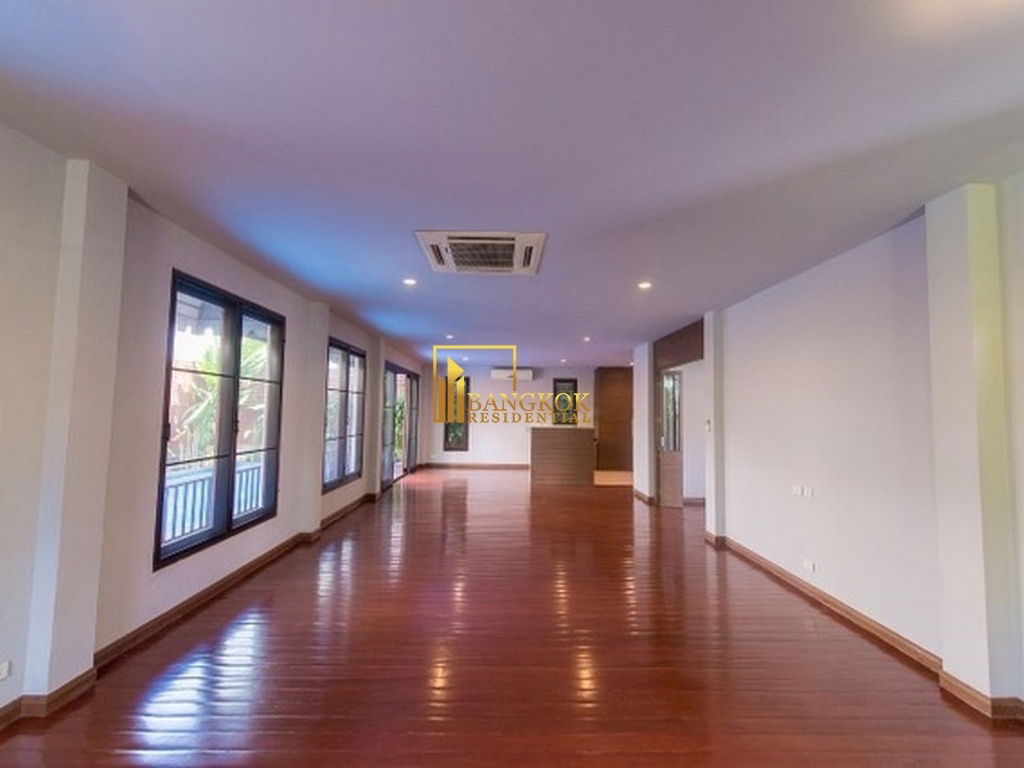 รูป Modern 4 Bed Luxury House With Private Pool in Ekkamai Area - BR8125SH - รูปที่ 5/20