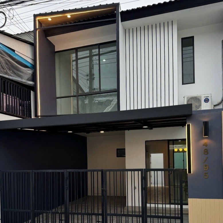 picture Newly Renovated Two-Storey Townhouse 3 Bedrooms, 2 Bathrooms - 3/20