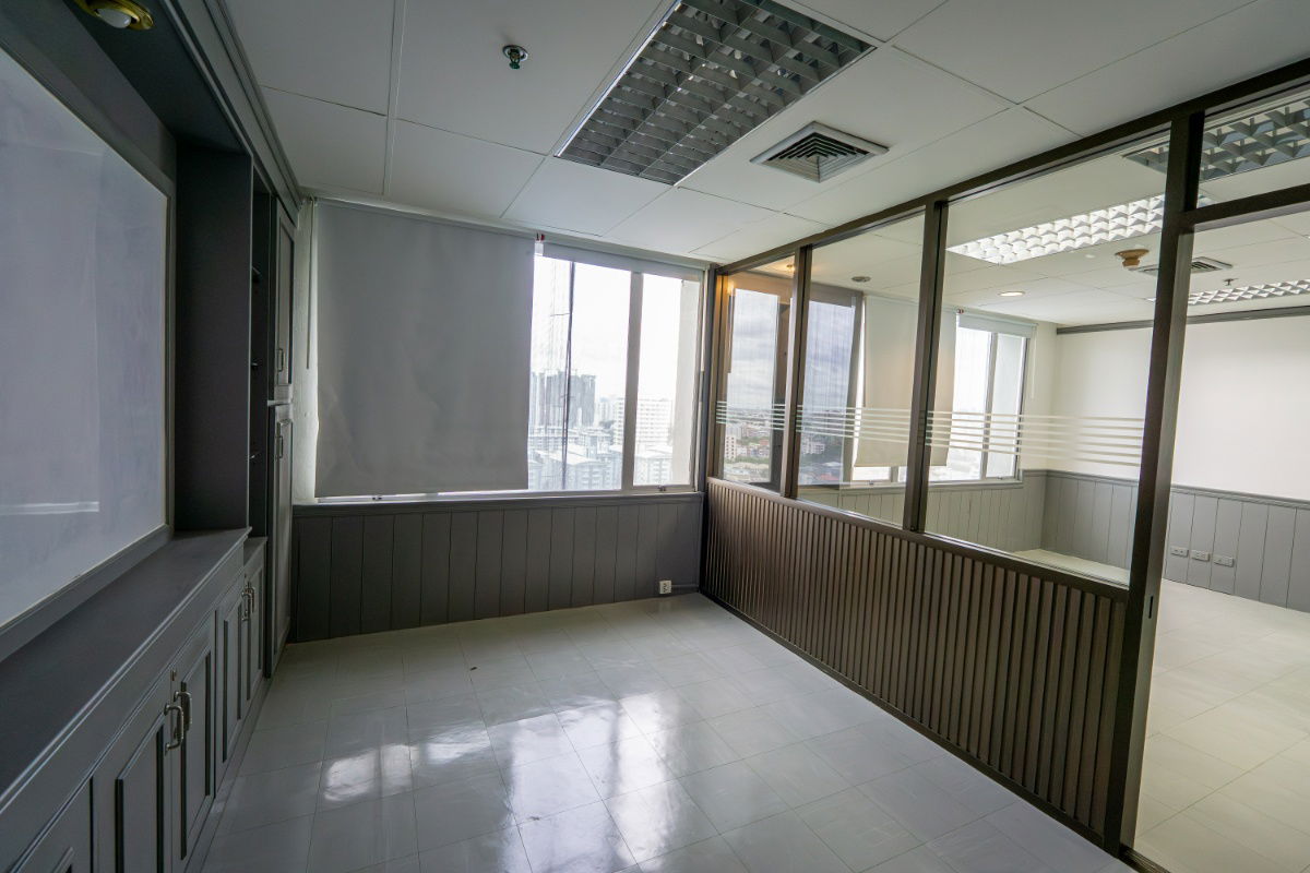 picture Office For Rent Forum Tower #MRT Huai Khwang - 7/13
